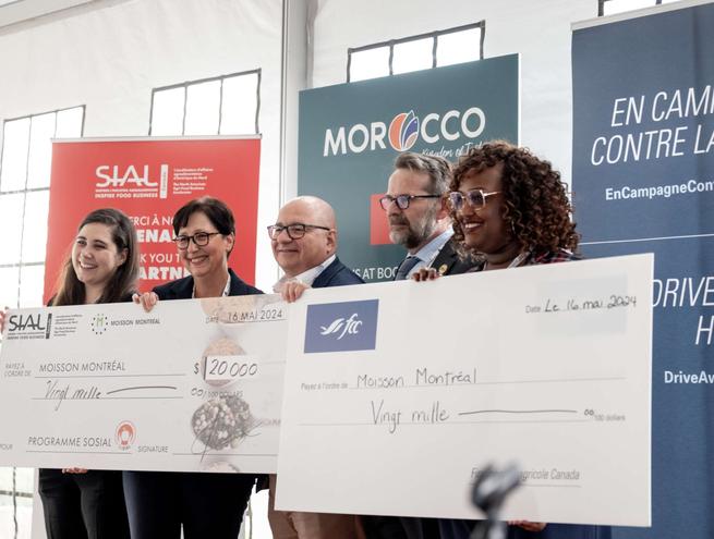 personnes tenant un chèque géant 