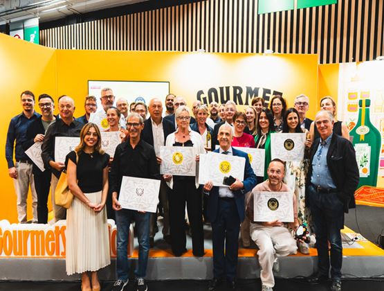Group of award winners posing with their certificates on the Agora des Experts stage at Gourmet Selection 2026.