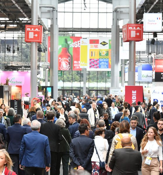 people-visiting-the-show-and-discovering-products